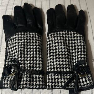 Altare Houndstooth Women’s Gloves
Smart Phone Compatible Tech Gloves. Size Large